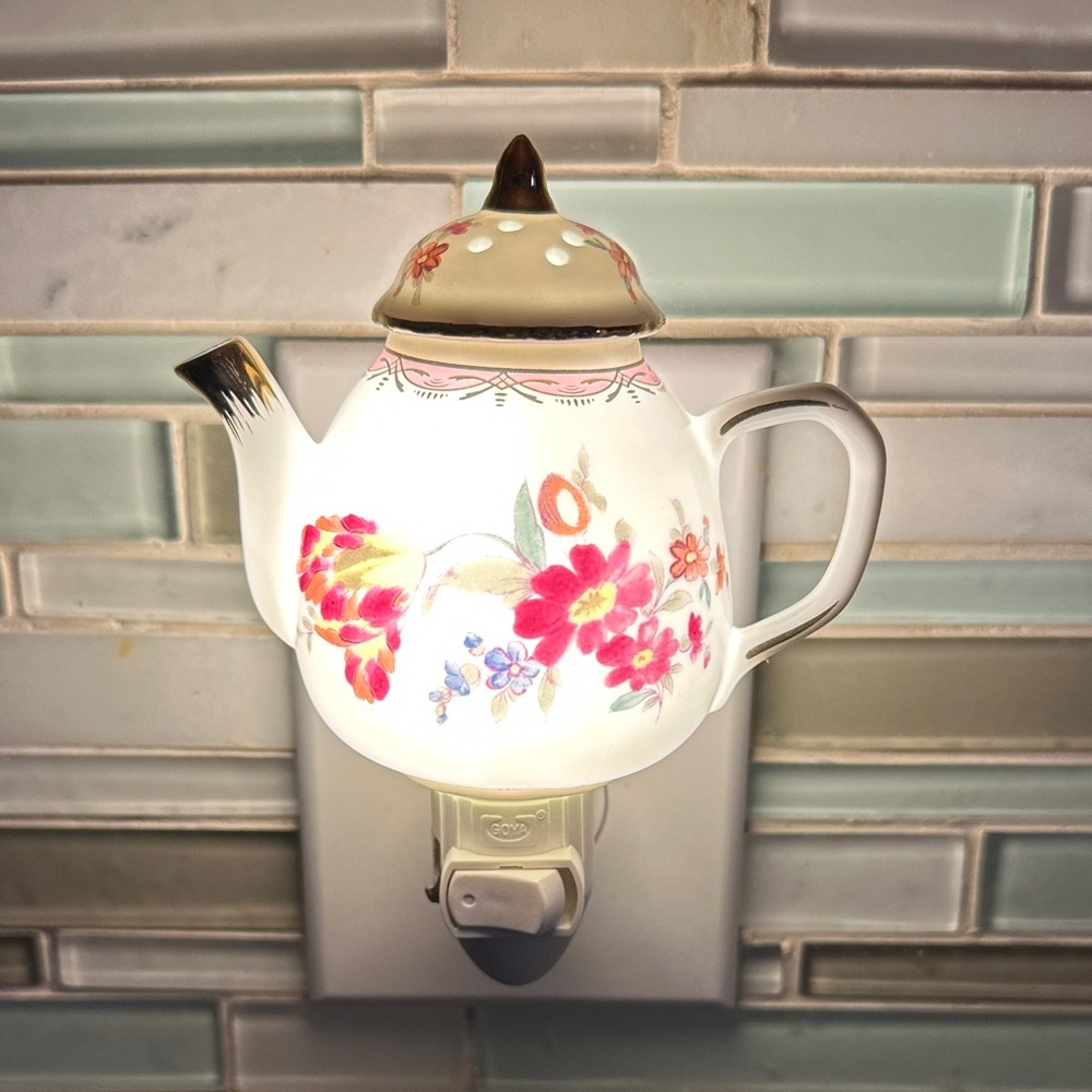 Sorelle Fine Porcelain Floral Cottagecore 
Teapot Night Light With On/Off Switch